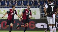 Pemain Cagliari, Luca Gagliano (kiri), merayakan golnya ke gawang Juventus pada lanjutan Serie A di  Sardegna Arena, Kamis (30/7/2020) dini hari WIB. (Alessandro Tocco/Lapresse via AP)