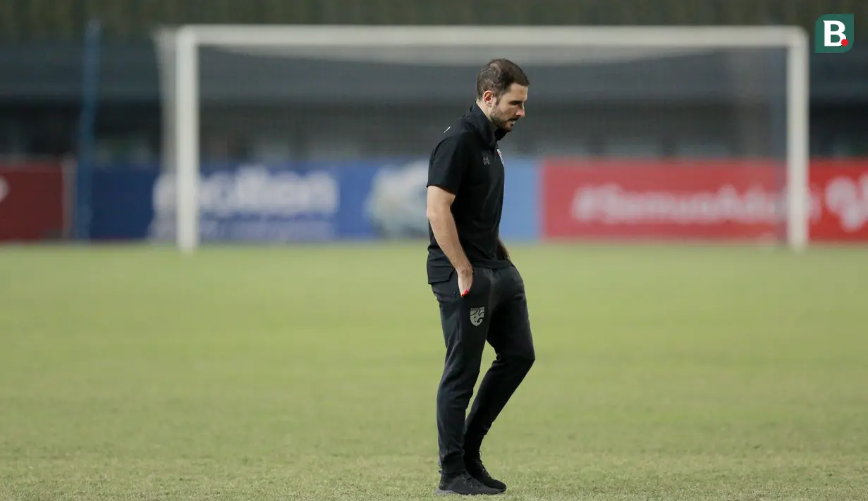 Usai peluit tanda laga berakhir, juru taktik asal Spanyol itu terlihat linglung. Ia memilih berjalan sendirian berkeliling lapangan. (Bola.com/M iqbal Ichsan)