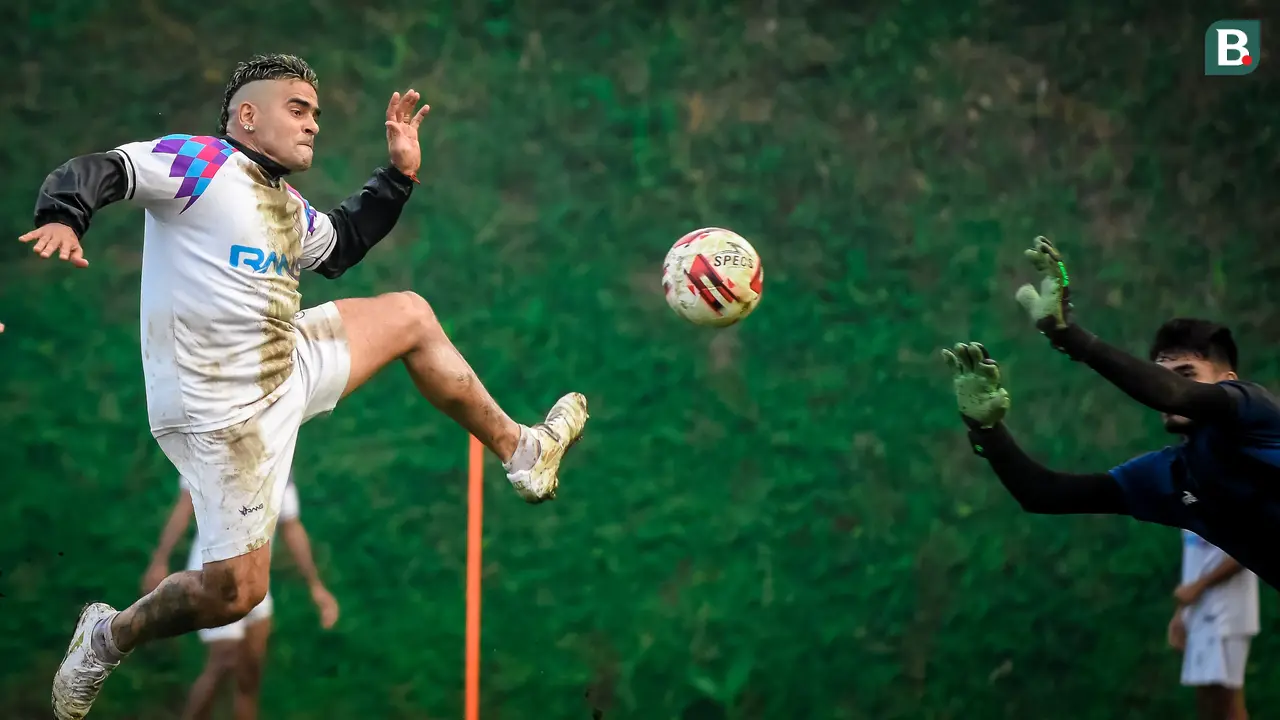 Foto Liga 1: Jelang Lawan Arema FC, Cristian Gonzales Giat Latihan Bersama RANS Cilegon FC