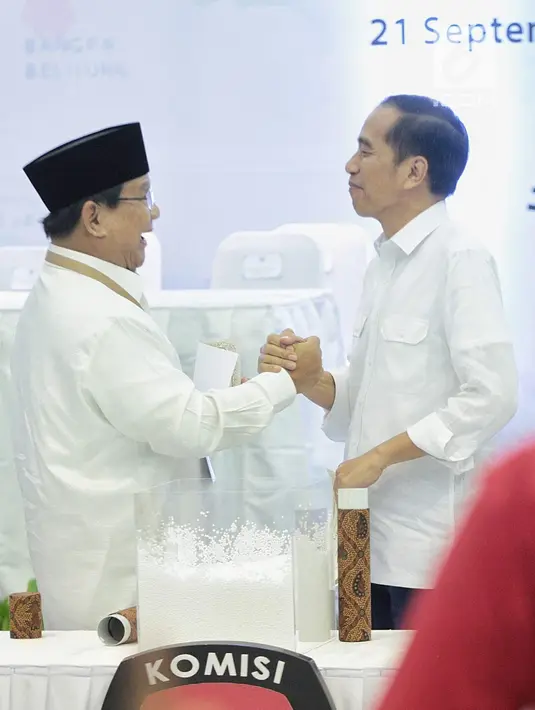Calon Presiden Joko Widodo dan Prabowo Subianto bersalama usai pengundian nomor urut Pemilu 2019 di Kantor KPU, Jakarta, Jumat (21/9). Pasangan Jokowi-Ma'ruf mendapatkan nomor urut 01 dan Prabowo -Sandiaga nomor urut 02. (Liputan6.com/Faizal Fanani)