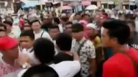 Ratusan pedagang ricuh dengan petugas kepolisian di Pekanbaru