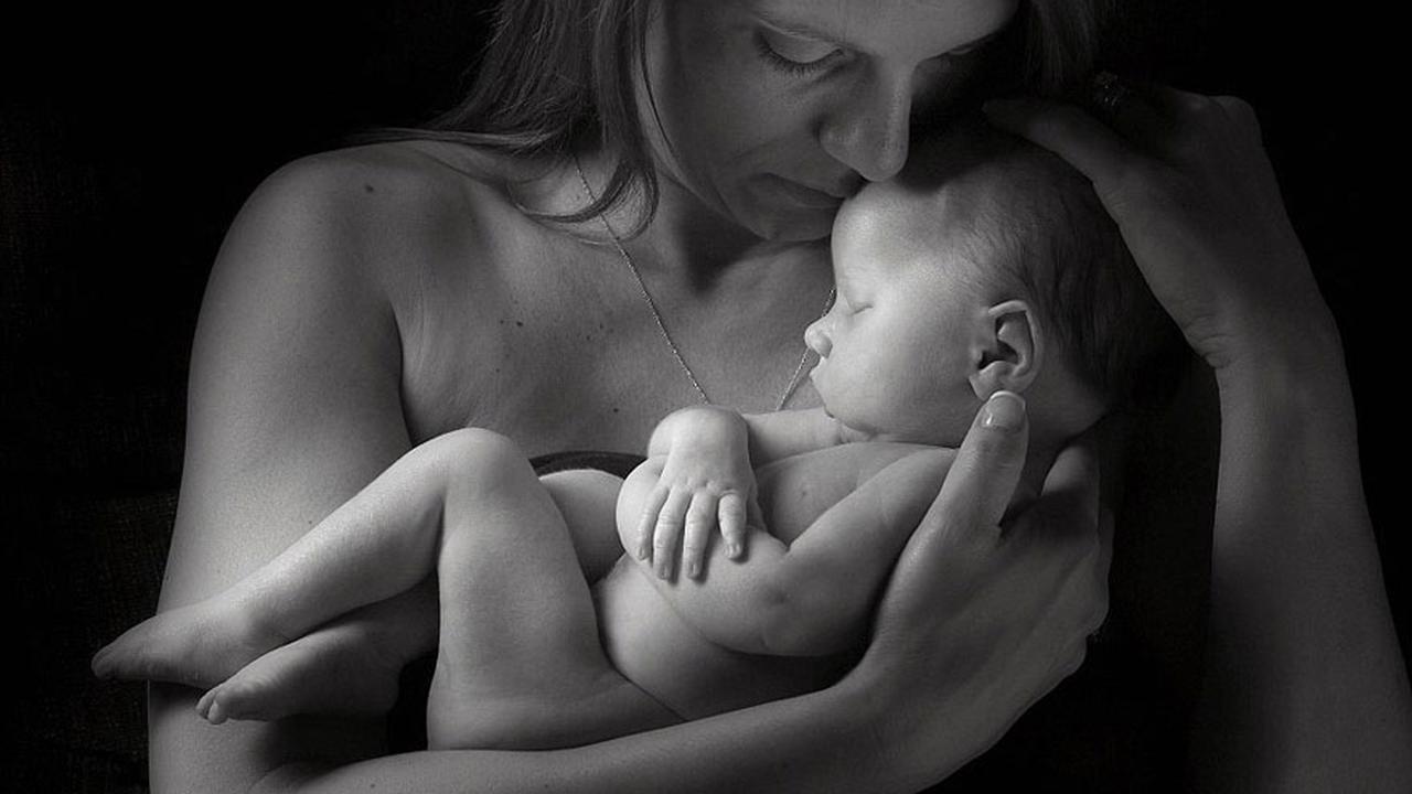 Mengharukan! Foto Pasangan Bersama Bayi yang Meninggal Saat Lahir