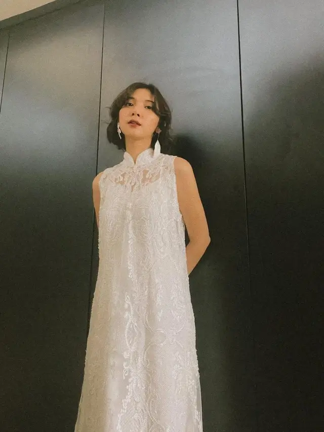 Gaya Sheila Dara Pemeran Film Sore saat Pakai Dress