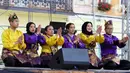 Mahasiswa Indonesia dan staff KBRI Rumania membawakan tarian Indonesia pada acara Brasov Multicultural Day di Piata Sfatului, Brasov, Rumania, Minggu (8/10/2023). (Liputan6.com/Herman Zakharia)