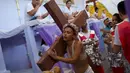 Narapidana perempuan melakukan cerita-cerita Alkitab selama acara Natal tahunan di Penjara Nelson Hungria, Rio de Janeiro, Brasil, Kamis (13/12). Dekorasi Natal dan perencanaan pertunjukan berhubungan dengan Alkitab. (AP Photo/Silvia Izquierdo)
