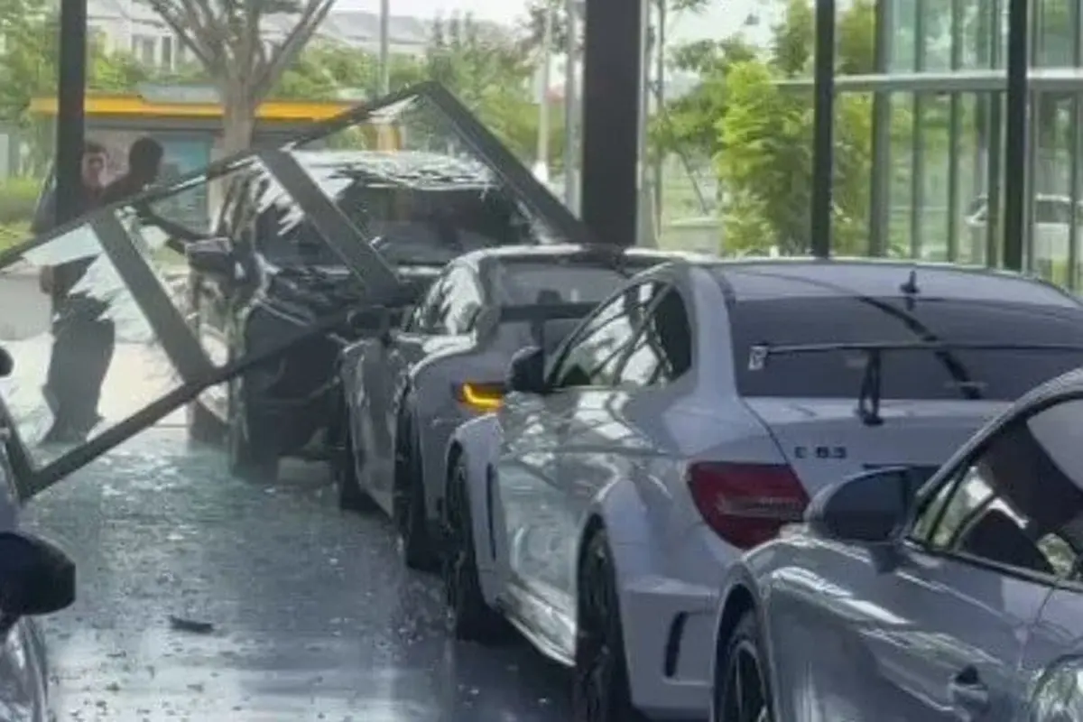 Sosok pengemudi Xpander berinisial JS (42) yang menabrak showroom mewah Ivan’s motor sampai merusak mobil Porsche hingga ringsek, mengaku siap mengganti rugi atas kejadian tersebut. Itulah top 3 news hari ini.
