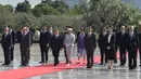 Pada momen tersebut Kaisar Jepang Naruhito dan Permaisuri Masako meletakkan karangan bunga sebagai bentuk penghormatan untuk mereka yang berjuang demi kemerdekaan Indonesia. (Republika/POOL/Edwin Putranto)