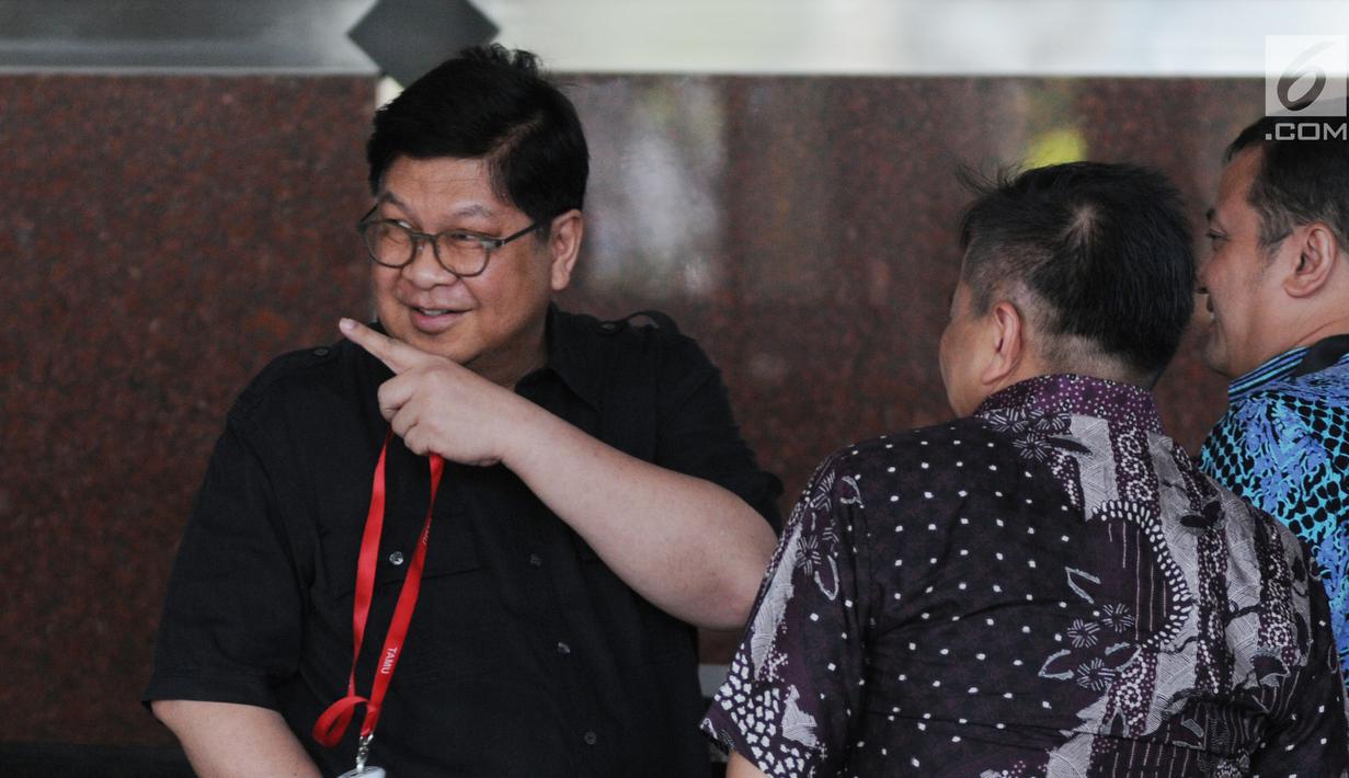 Mantan Menteri BUMN Laksamana Sukardi (kiri) berbincang usai menjalani pemeriksaan penyidik di Gedung KPK, Jakarta, Rabu (10/7/2019). Sukardi diperiksa untuk tersangka Sjamsul Nursalim terkait dugaan korupsi penerbitan surat keterangan lunas (SKL) BLBI. (merdeka.com/Dwi Narwoko)