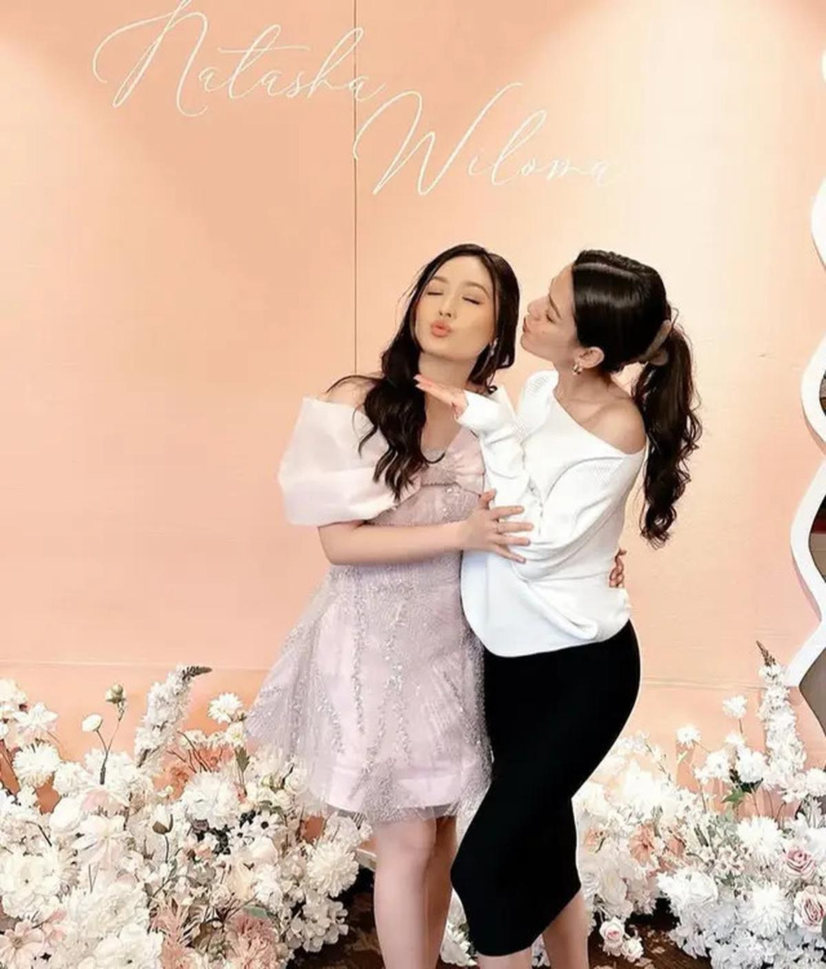 6 Potret Felicya Angelista dan Susan Sameh Kompak Kenakan Baju Putih saat Ulang Tahun Natasha Wilona ke-26