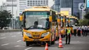 Bus sekolah terparkir di Kawasan Stasiun Sudirman, Jakarta, Jumat (19/6/2020). Dishub DKI Jakarta telah mengerahkan 50 armada bus sekolah untuk membantu mengurai lonjakan penumpang KRL yang ditempatkan di lima stasiun Tanah Abang, Manggarai, Juanda, Sudirman dan Tebet. (Liputan6.com/Faizal Fanani)