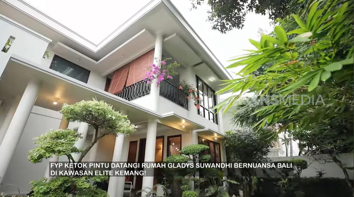 Potret Rumah Mewah Gladys Suwandhi Bernuansa Bali di Menteng, Ada Kolam Renang & Kamar Seluas Lapangan Futsal