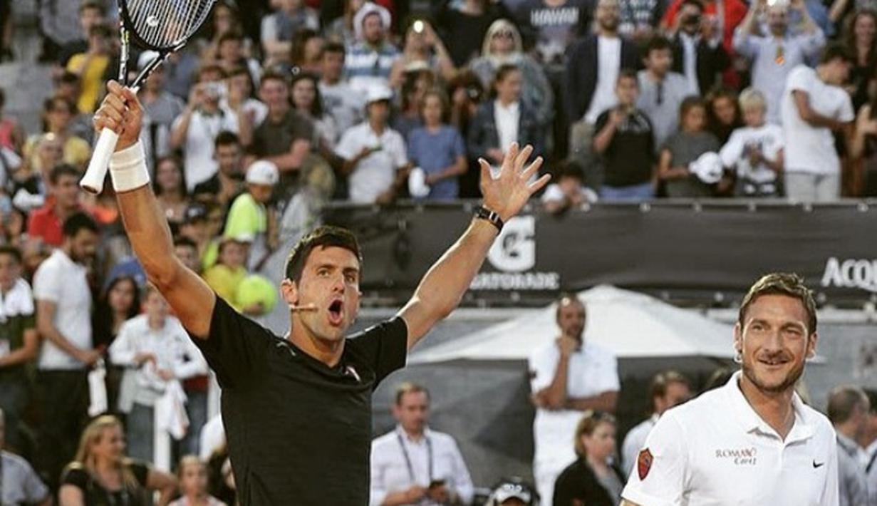 Francesco Totti berpasangan dengan petenis no. 1 dunia Novak Djokovic. (www.asroma.it)