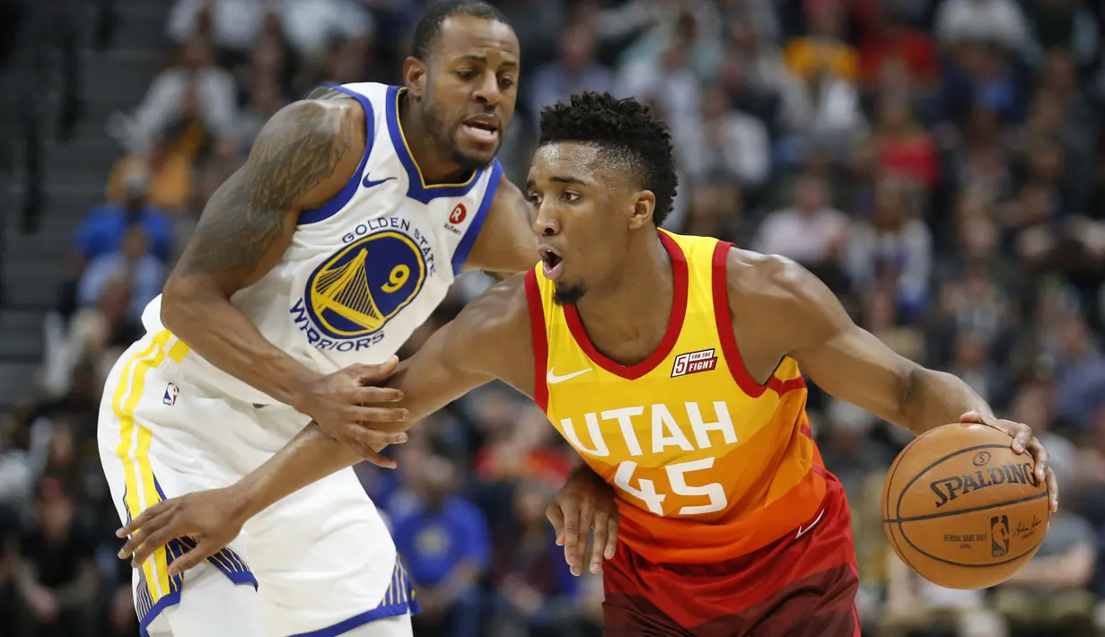 Aksi pemain Utah Jazz, Donovan Mitchell (kanan) mencoba melewati adangan pemain Warriors, Andre Iguodala pada lanjutan NBA basketball game di Vivint Smart Home Arena, Salt Lake City, (30/1/2018). Utah menang 129-99. (AP/Rick Bowmer)