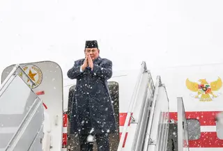 Presiden Republik Indonesia Prabowo Subianto melanjutkan rangkaian kunjungan di Turki dengan bertolak menuju Antalya, Jumat, 11 April 2025. Di tengah cuaca dingin salju, Prabowo melambaikan tangan kepada para pelepas sebelum memasuki pesawat kepresidenan RI. (Foto:&nbsp;Biro Pers, Media, dan Informasi Sekretariat Presiden)