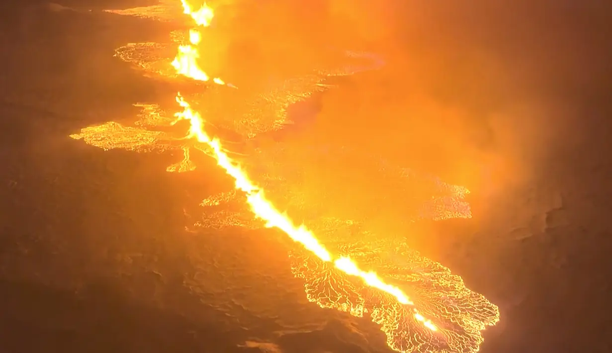 Gambar dan siaran langsung dari kantor berita lokal RUV menunjukkan lava yang dimuntahkan dari celah di tanah. (Icelandic coast guard via AP)