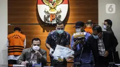 Ketua KPK Firli Bahuri (kedua kiri) memberikan keterangan pers terkait OTT Wali Kota Cimahi Ajay Muhammad Priatna di Gedung KPK, Jakarta, Sabtu (28/11/2020). KPK menetapkan Ajay sebagai tersangka penerima suap dalam kasus suap perizinan pengembangan RS Kasih Bunda Cimahi. (Liputan6.com/Johan Tallo)