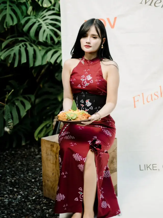 Gaya Fanny Soegi dengan Rok Batik
