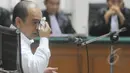 Tersangka kasus Alih Fungsi Lahan, Gulat Mendali Emas Manurung saat membacakan pembelaannya (Pledoi) di Pengadilan Tipikor, Jakarta, Kamis (12/2/2015). (Liputan6.com/Herman Zakharia)