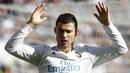 Striker Real Madrid, Cristiano Ronaldo, tampak kecewa saat ditaklukkan Barcelona pada laga bertajuk El Clasico La Liga di Santiago Bernabeu, Sabtu (23/12/2017). Real Madrid takluk 0-3 dari Barcelona. (AFP/Oscar Del Pozo)