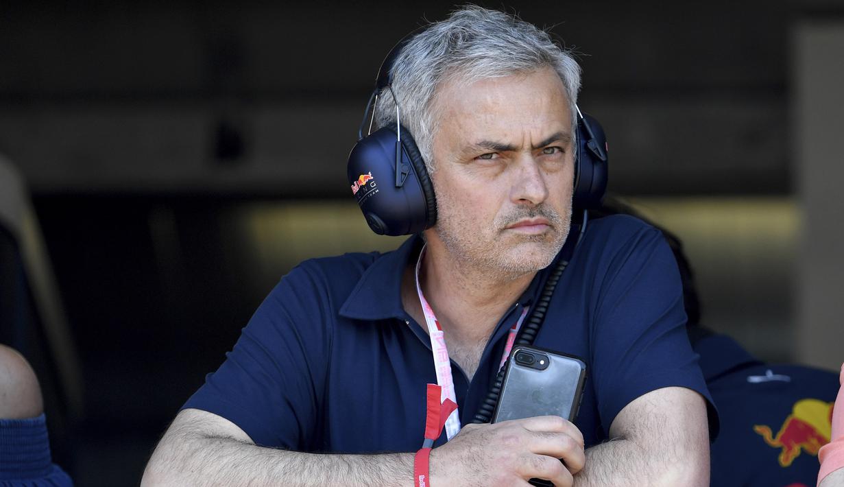 Dengan menggunakan peredam suara, Jose Mourinho bergaya layaknya manager tim Red Bull saat kualifikasi F1 GP Monako di sikuit jalanan Monte-Carlo, (27/5/2017). (Andrej Isakovic/Pool Photo via AP)