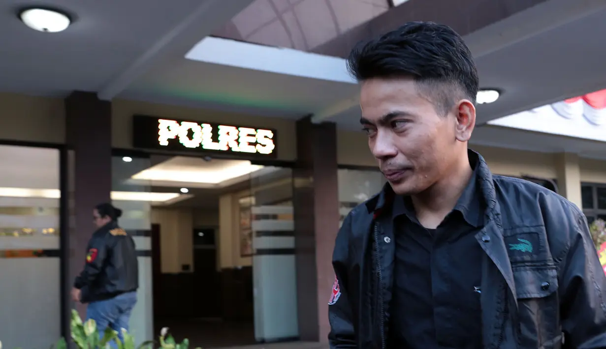 Aris Idol melaporkan Ihsan Tarore ke Polisi Jumat (7/7). Dengan nomor laporan LP/951/K/VII/2017/Restro Jaksel. Ihsan terancam hukuman 6 tahun penjara. (Deki Prayoga/Bintang.com)