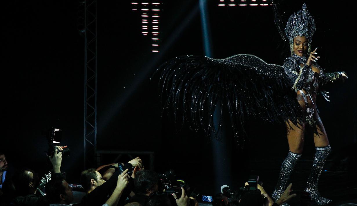 Seorang kontestan menari di atas panggung selama kontes Miss Bumbum 2018 di Sao Paulo, Brasil, Senin (5/11). Sebanyak 15 kontestan memperebutkan gelar wanita dengan bokong terindah yang alami tanpa ada hasil operasi. (Miguel SCHINCARIOL/AFP)