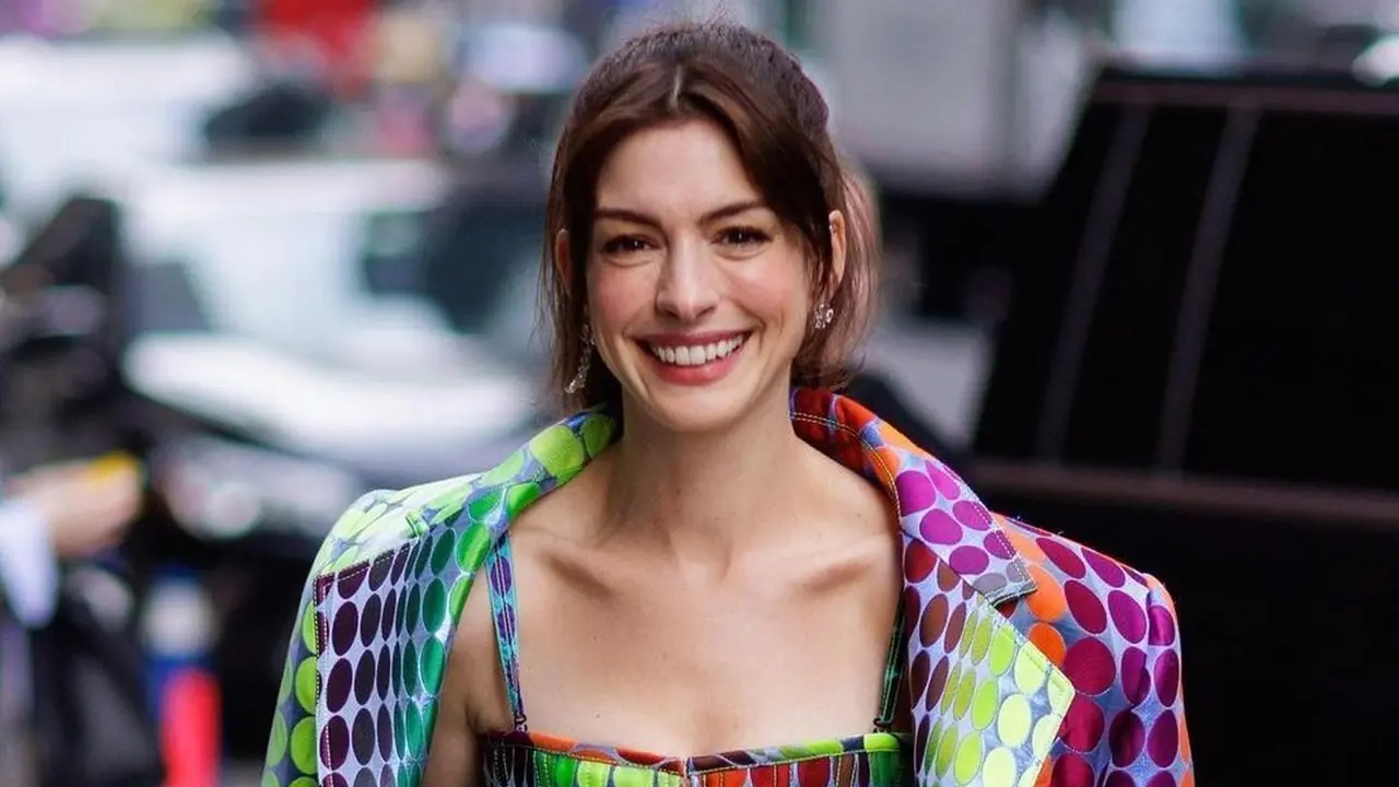 Anne Hathaway dalam busana rancangan Christopher John Rogers
