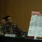 Komisioner KPU Jabar Divisi Teknis Endun Abdul Haq memperlihatkan contoh surat suara. (Huyogo Simbolon)