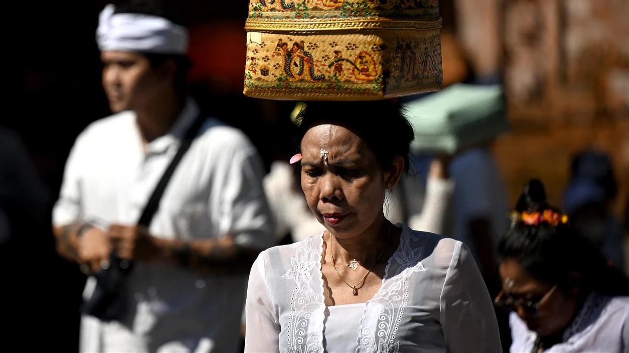 FOTO: Umat Hindu Rayakan Hari Raya Galungan dengan Persembahyangan di Pura