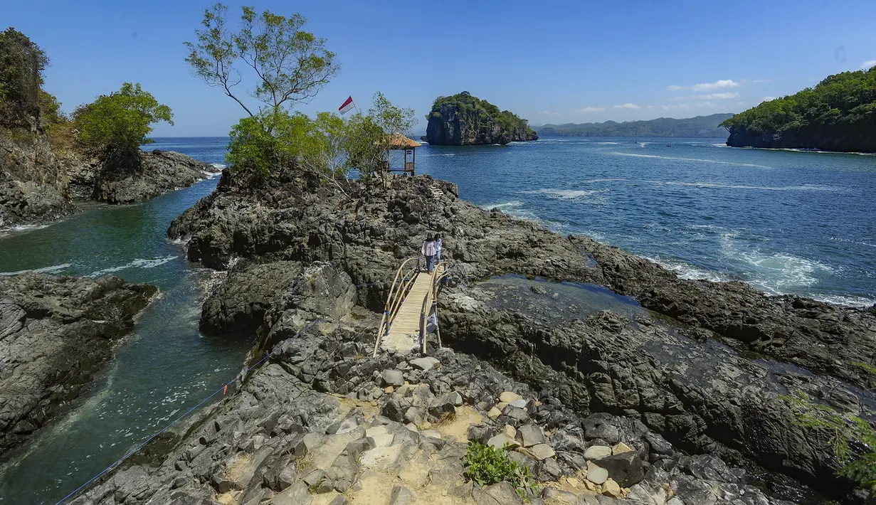 Sesuai namanya, Watu Pawon memiliki karakter bebatuan sebagai daya tarik utama. Garis pantainya sempit tetapi sangat eksotis, dipenuhi batu-batu berukuran beragam berbentuk oval yang menghiasi tepian laut. Di sekitarnya, gugusan karang yang menghadap Samudra Hindia menjadi panorama dramatis yang memanjakan mata. (merdeka.com/Arie Basuki)