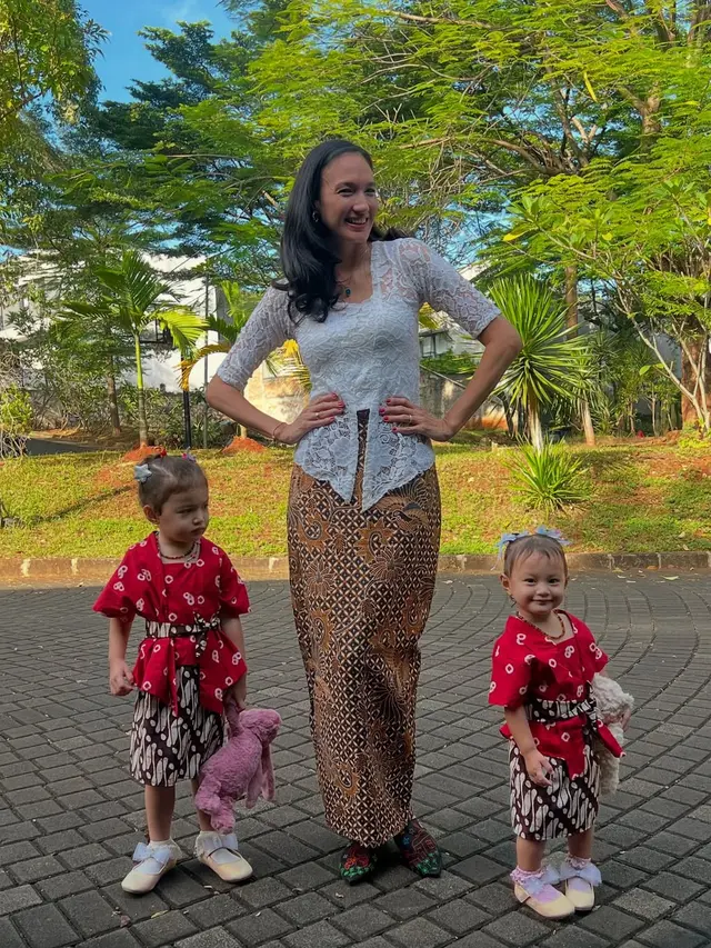 Kebaya Nadine Chandrawinata (Foto: Instagram @nadinelist)
