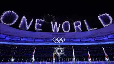 Kembang api meledak saat upacara penutupan Olimpiade Musim Dingin 2022, di Stadion Nasional, Beijing, China, Minggu (20/2/2022). Penutupan Olimpiade Musim Dingin 2022 dihadiri Presiden China, Xi Jinping. (AP Photo/Natacha Pisarenko)