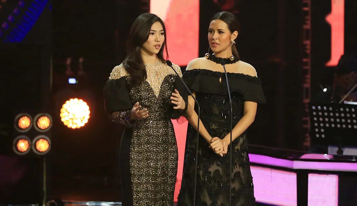Kemenangan ini menjadi hal yang sangat mengejutkan bagi Raisa dan Isyana.  Mereka sungguh tidak menyangka, lantaran saat lagu itu dibuat juga tak ada di benak akan mendapat penghargaan tersebut. (Deki Prayoga/Bintang.com)