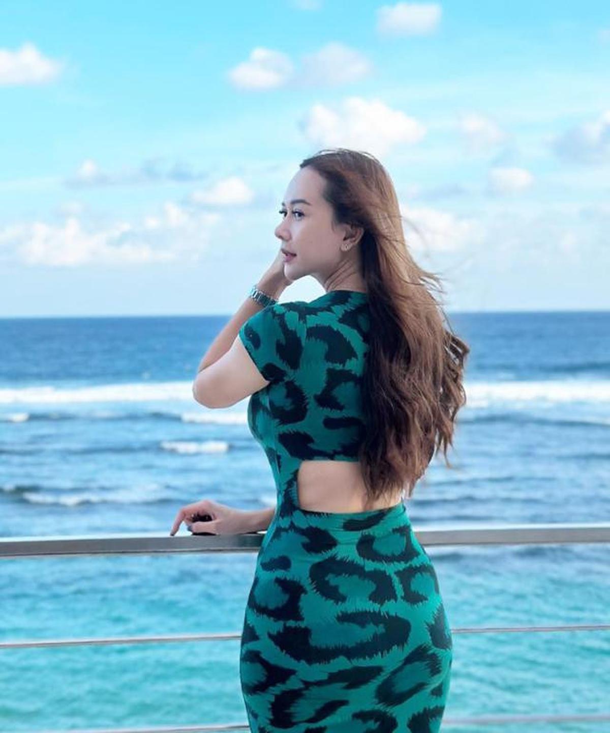 7 Potret Aura Kasih Pakai Bodycon Dress, Elegan dengan Lekuk Tubuh Proporsional