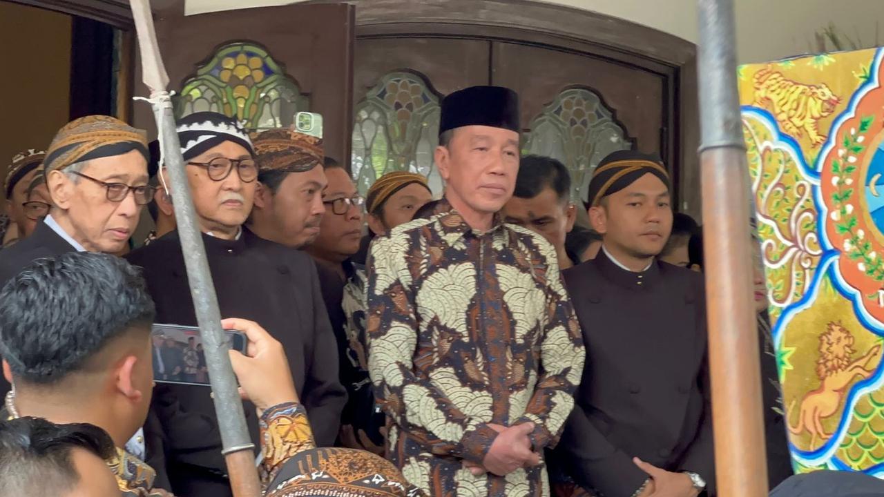 VIDEO: Berdiri di Depan, Jokowi Ikut Lepas Jenazah Raja Solo Pakubuwono XIII ke Makam Imogiri
