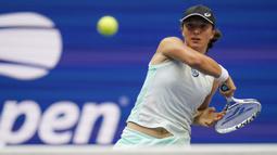 Iga Swiatek begitu mendominasi jalannya set pertama dan berhasil unggul telak 6-2 atas Ons Jabeur. (AP/Charles Krupa)
