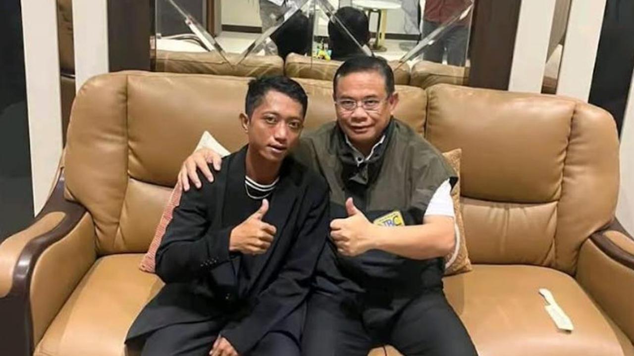 Husein Inisiator Demo Pati Mundur, Kini Duduk Mesra Bareng Bupati Sudewo Sambil Acungkan Jempol