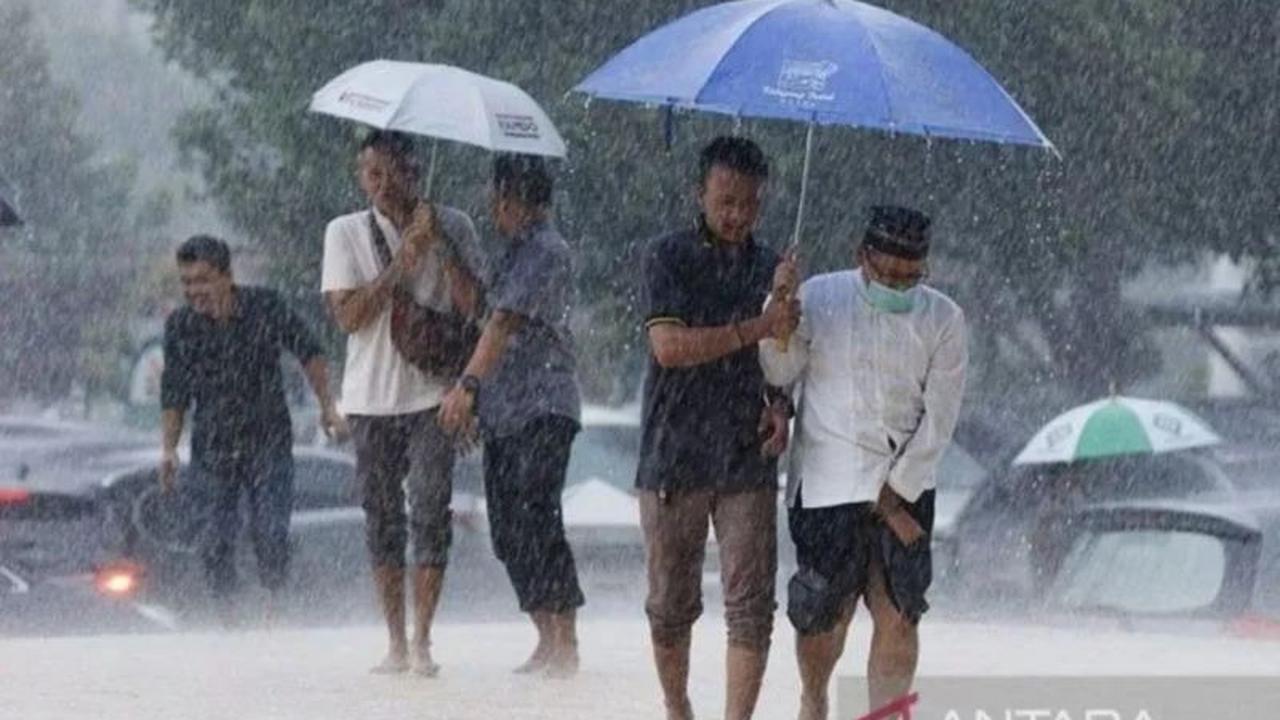Mayoritas Wilayah RI Diguyur Hujan Ringan Akhir Pekan, Ini Detail Prakiraan Cuaca BMKG
