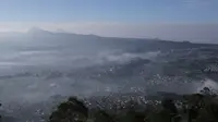 Secara morfologi Sesar Lembang membentuk perbukitan panjang sekitar 29 kilometer dan tampak jelas terlihat di Gunung Putri, Lembang, Kabupaten Bandung Barat (12/5/2023). (Liputan6.com/Gempur M Surya)