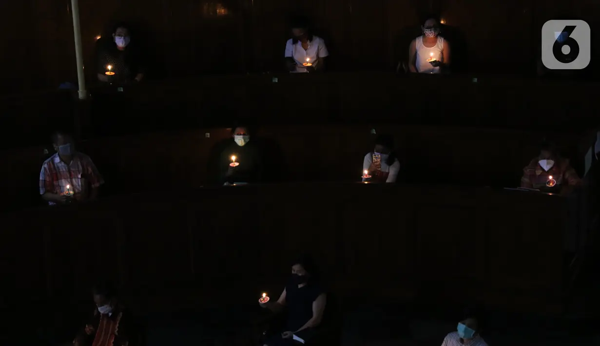 Umat Kristiani mengikuti misa Natal di Gereja Immanuel, Jakarta, Kamis (24/12/2020). Misa Natal di Gereja Immanuel digelar dengan membatasi jumlah jemaat menjadi sebanyak 50 orang. (Liputan6.com/Angga Yuniar)