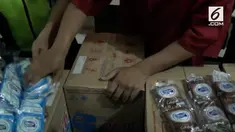 Seorang pria nekat mencuri susu kemasan yang disembunyikannya di sela-sela air mineral. Ia berdalih melakukan hal tersebut untuk membayar uang sekolah anak.