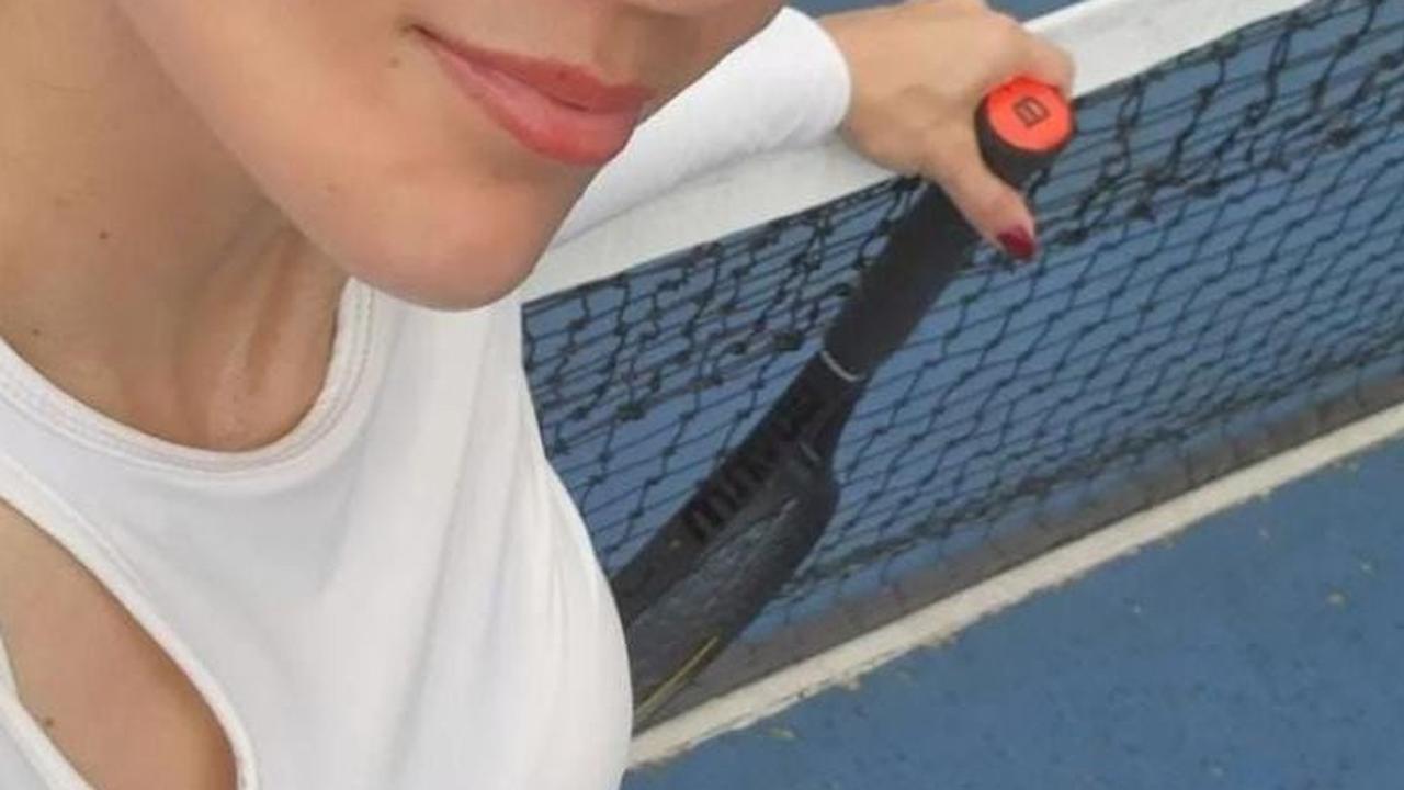 Pada saat bermain Tennis pun Wulan Guritno berani tampil tanpa makeup.<br><br>Foto/Instagram@wulanguritno<br>