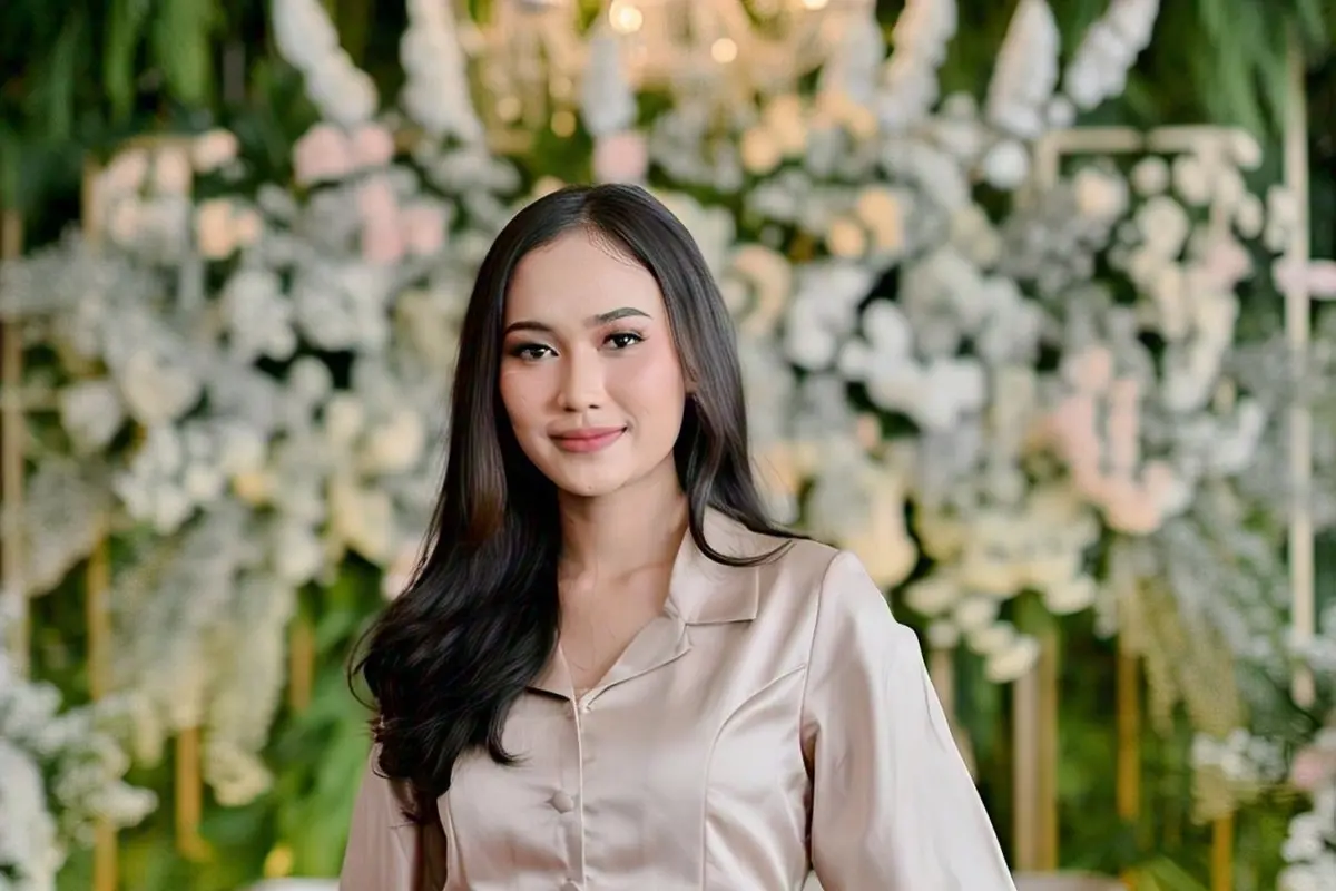 Referensi baju bridesmaid polos model "Satin Polos dengan Kacing Depan"/Via Meta AI