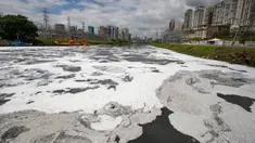 Busa menyelimuti sebagian Sungai Pinheiros di Sao Paulo, 22 Oktober 2020. Akibat pembuangan limbah domestik dan limbah padat selama bertahun-tahun, pemerintah Sao Paulo kembali mencoba membersihkan Sungai Pinheiros yang dianggap sebagai salah satu paling tercemar di Brasil. (AP/Andre Penner)