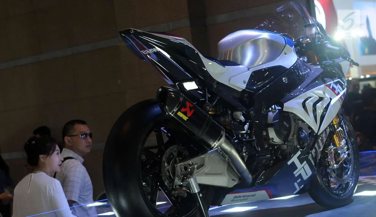 Pengunjung melihat-lihat motor BMW HP4 Race yang dipamerkan di Indonesia International Motor Show 2018 di JIExpo, Jakarta, Jumat (20/4). HP4 Race adalah motor sport dengan kekuatan mesin 1.000cc. (Liputan6.com/Helmi Fithriansyah)