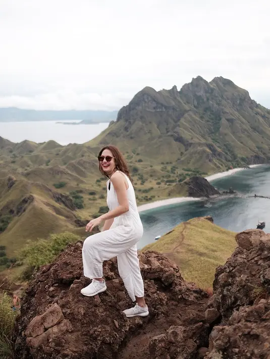 Tak melulu keluar negeri, Pevita justru kerap menghabiskan waktu liburannya di Indonesia. Pevita Pearce kerap mengunggah potretnya saat mengeksplor Indonesia seperti Belitung, Labuan Bajo, Atambua, hingga Raja Ampat. (Liputan6.com/IG/@pevpearce)