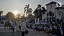 Umat muslim saat tiba untuk mengikuti sholat Idul Fitri 1443 Hijriah di kawasan Jatinegara, Jakarta Timur, Senin (2/5/2022). Setelah sempat ditiadakan selama dua tahun akibat pandemi Covid-19, Simpang Jatinegara kembali digunakan warga untuk menggelar salat Idul Fitri. (merdeka.com/Iqbal S. Nugroho)