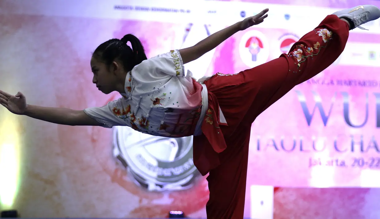 Atlet wushu saat mengikuti Festival Wushu di Wisma Serba Guna Senayan, Jakarta, Jumat (20/12). Ratusan atlet wushu berusia 6-15 tahun ikuti kejuaraan wushu nasional. (Bola.com/Yoppy Renato)