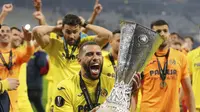 Pemain Villarreal Etienne Capou memegang trofi Liga Europa saat merayakan dengan rekan setimnya setelah mengalahkan Manchester United atau MU pada laga final di Stadion Energa Gdansk, Polandia, Kamis (27/5/2021) dini hari WIB. (AP Photo / Michael Sohn, Po