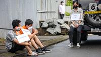 Tersangka Mario Dandy Satriyo dan pemeran pengganti AG menjalani rekonstruksi penganiayaan David Ozora di Perumahan Green Permata, Jakarta, Jumat (10/3/2023). Rekonstruksi ini digelar untuk mencocokkan alat bukti yang dikantongi penyidik dengan keterangan saksi hingga tersangka. (Liputan6.com/Faizal Fanani)